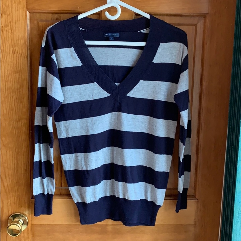 Striped Gap V-neck sweater made with cashmere